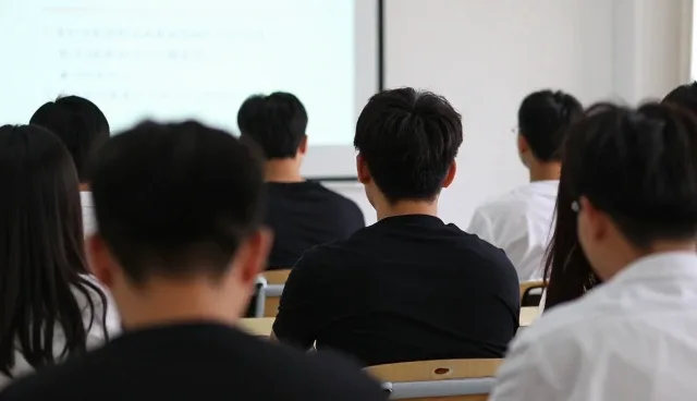工具选择中的两种做法对比:专业团队如何取舍